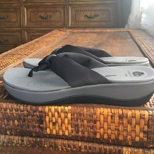 Clarks cloudsteppers flipflops